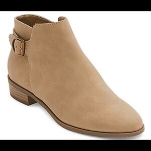 Women's boots. Size 8